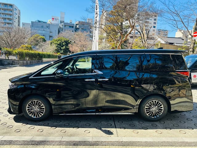 Toyota Alphard Executive Lounge - View 2