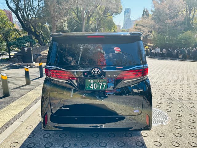 Toyota Alphard Executive Lounge - View 3