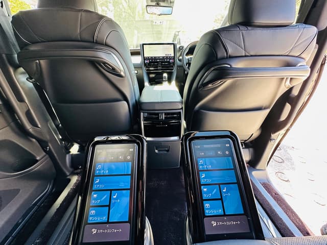 Toyota Alphard Executive Lounge - View 4